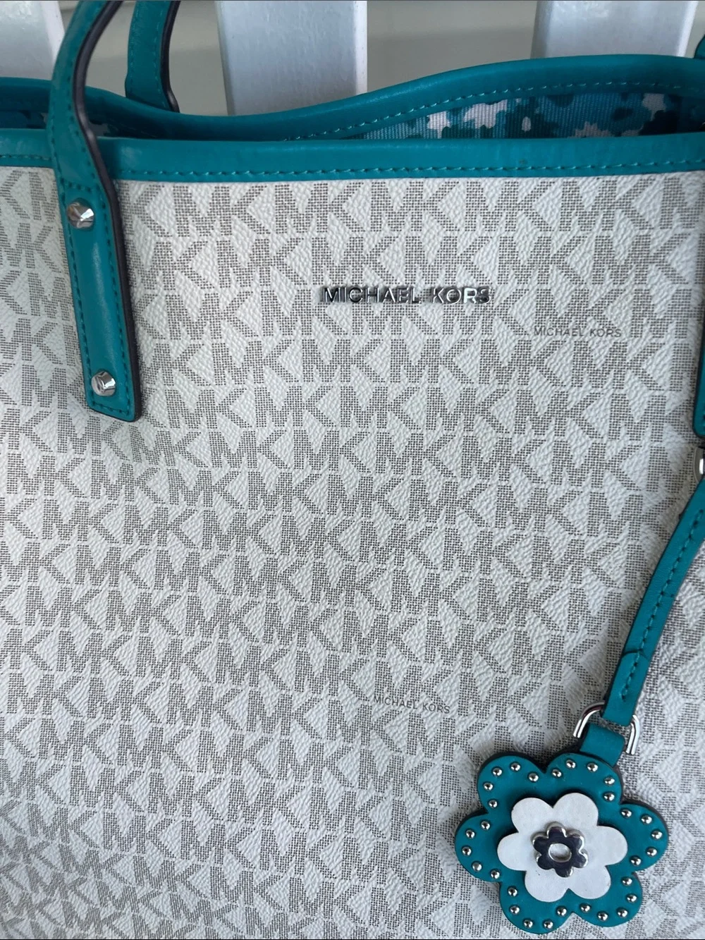 MICHAEL KORS Reversible Cream Signature XL Tote with Teal Trim - Picture 2 of 5